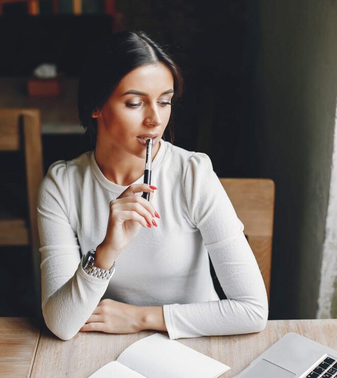 elegant businesswoman in a summer city V7TEDZK