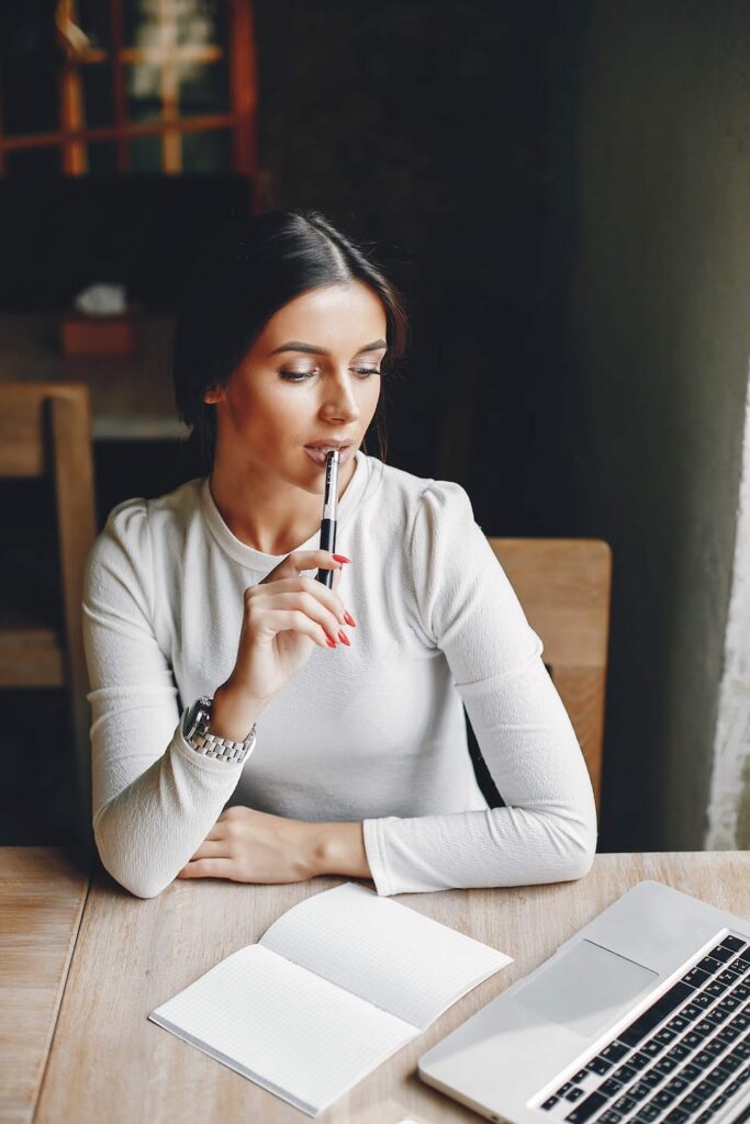 elegant businesswoman in a summer city V7TEDZK