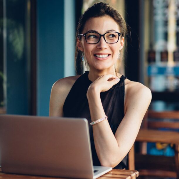 attractive business woman working at his laptop P6AMUS6