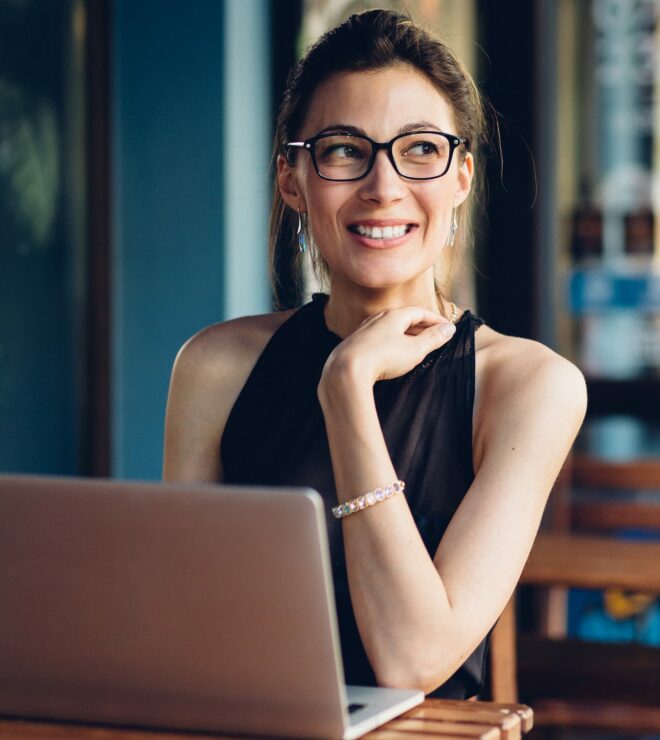 attractive business woman working at his laptop P6AMUS6
