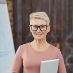 mature businesswoman wearing glasses YT5CU8Q