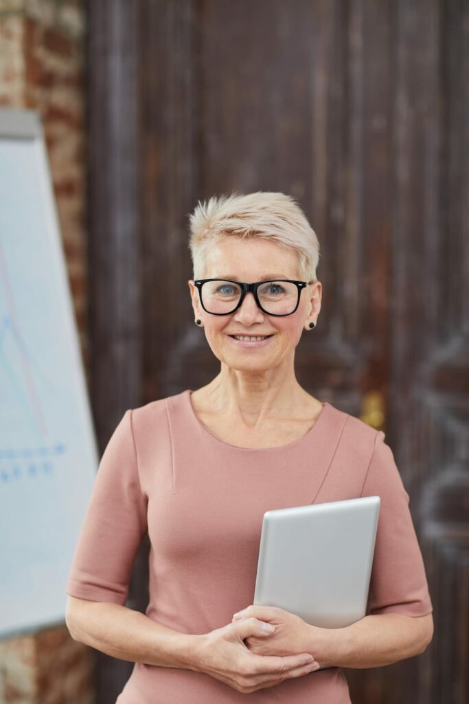 mature businesswoman wearing glasses YT5CU8Q